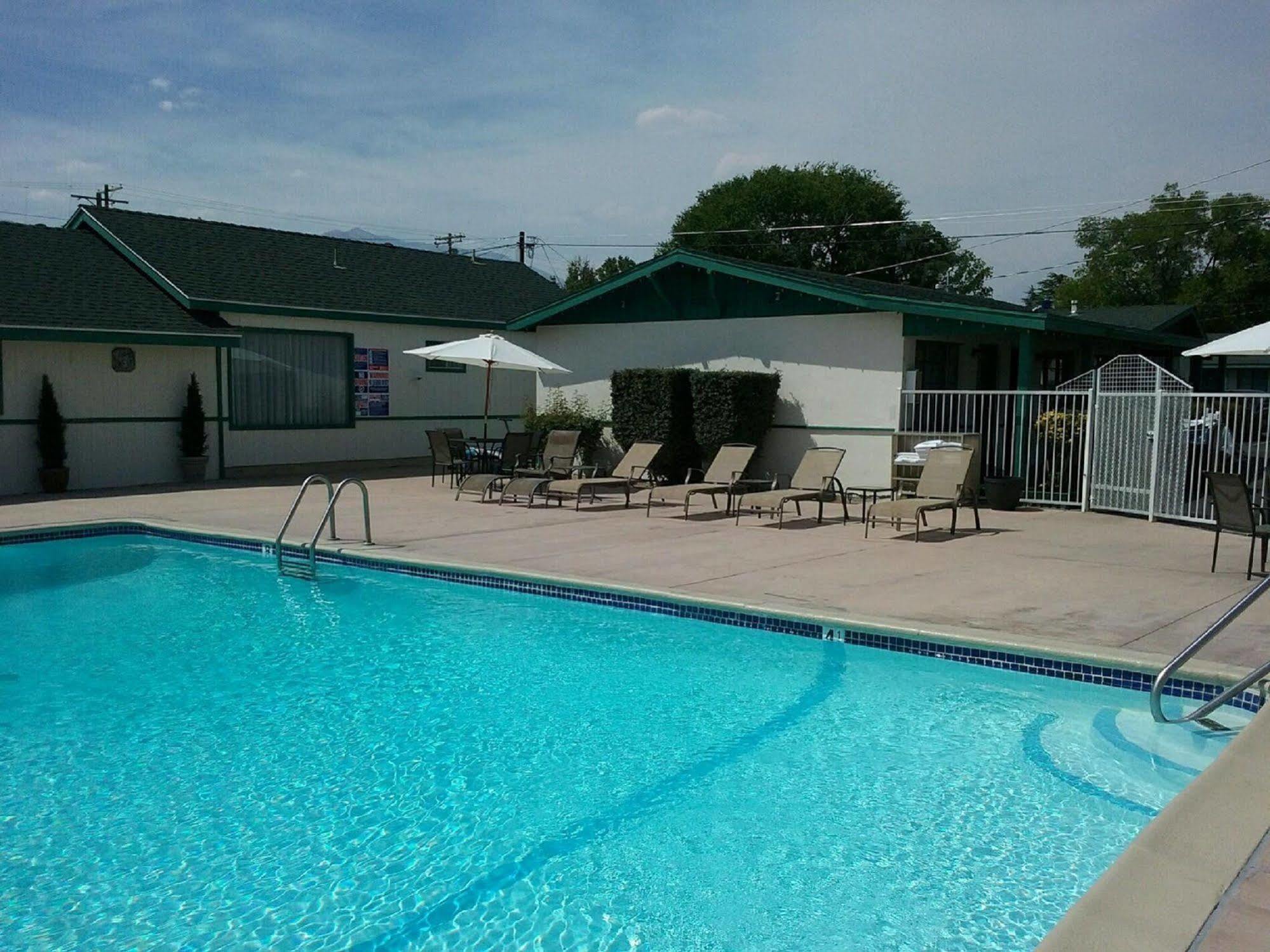 Bishop Village Motel Exterior foto
